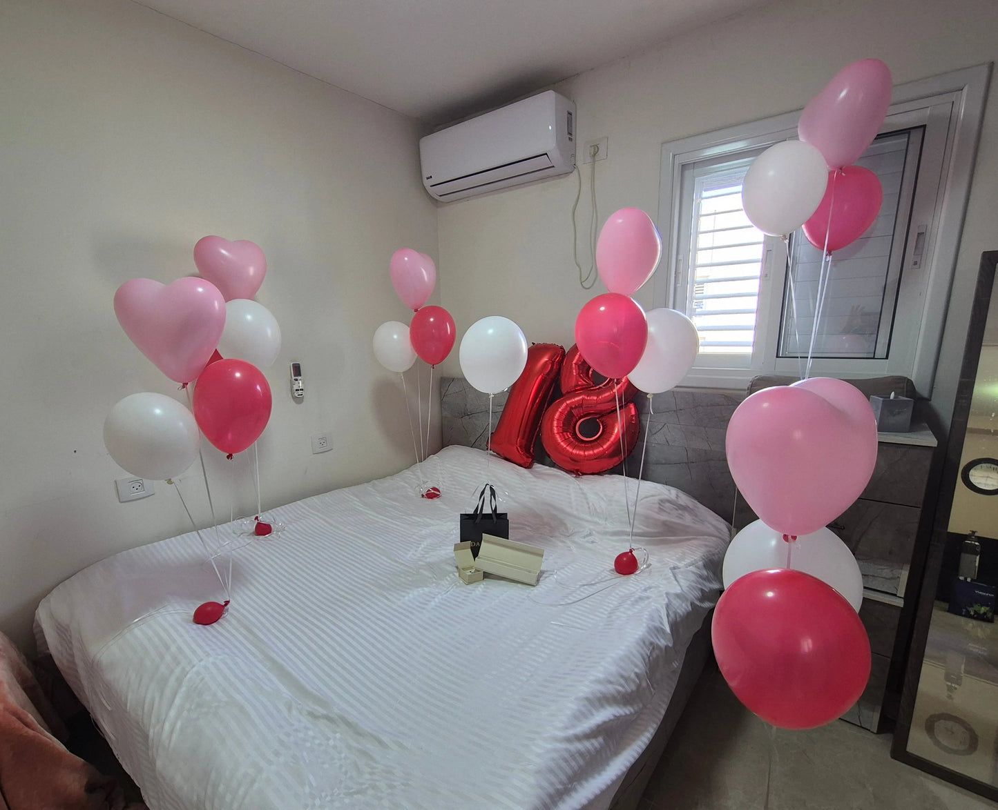 עיצוב בלונים בחדר "איילה" - עיצוב עם לבבות | בלוניטי